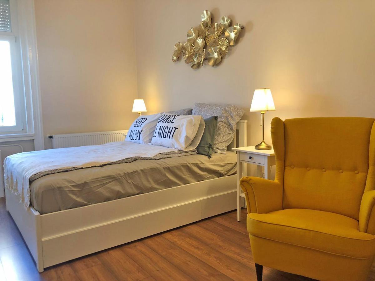 Modern Comfort In Historical Будапеща Екстериор снимка