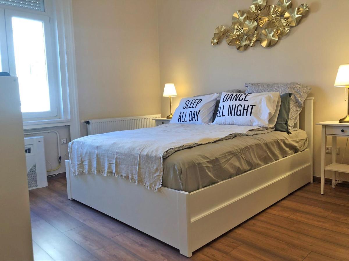 Modern Comfort In Historical Будапеща Екстериор снимка