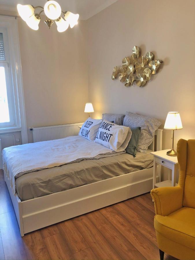 Modern Comfort In Historical Будапеща Екстериор снимка